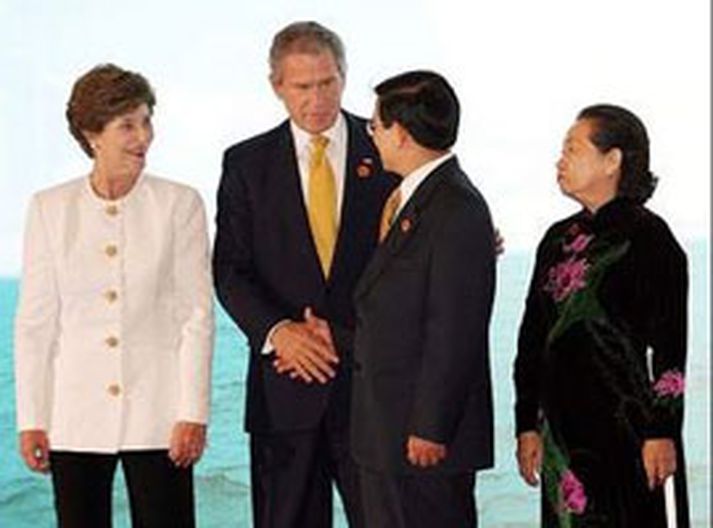 George Bush Bandaríkjaforseti og Laura, eiginkona hans, heilsa forseta Víetnam, Nguyen Minh Triet, og konu hans, Tran Thi Kim Chi, við komuna til fundarins í Hanoi.