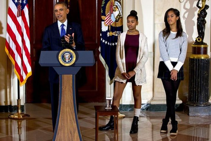 Sasha og Malia ásamt föður sínum.