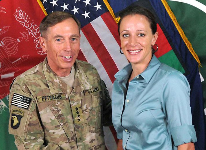 David Petraeus, fyrrverandi forstjóri CIA. Hann sagði starfi sínu lausu eftir að upp komst um framhjáhalds. Hann átti í ástarsambandi við Paula Broadwell en situr hér við hlið hans.