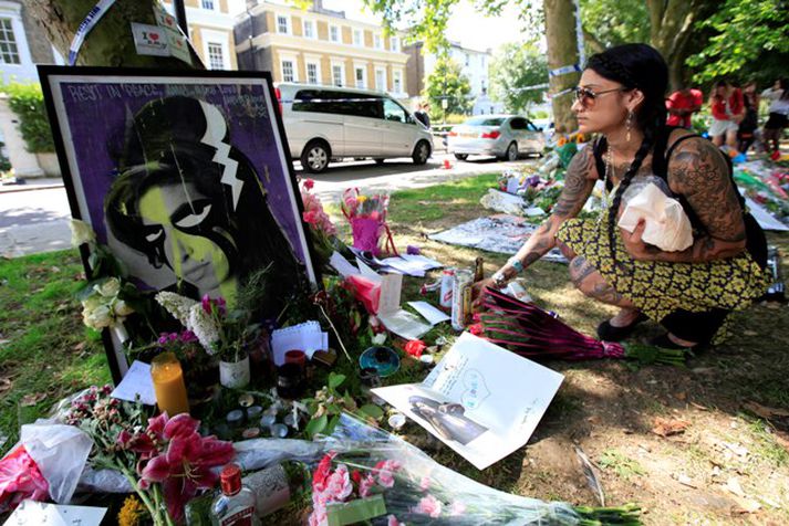 Margir aðdáendur Winehouse hafa safnast saman fyrir utan hús söngkonunnar til að minnast hennar.