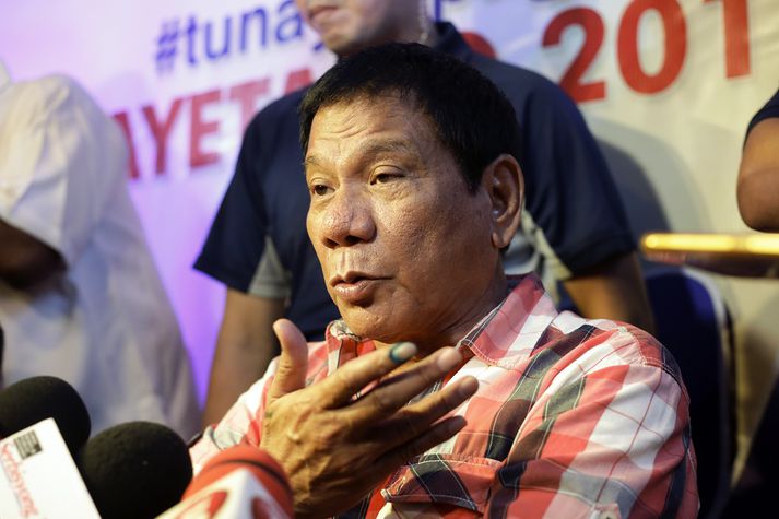 Rodrigo Duterte svarar spurningum blaðamanna í kosningabaráttunni sem er nú afstaðin.
