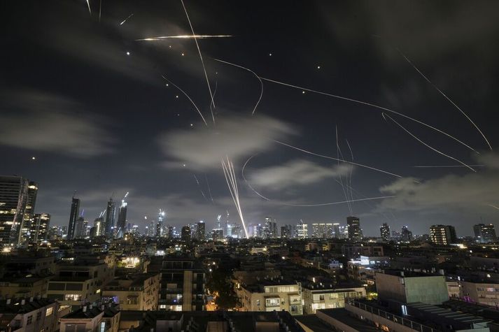 Loftvarnir Ísraela skjóta niður dróna yfir stórborginni Tel Aviv.
