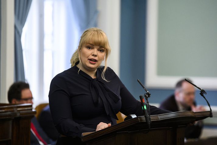 Þórhildur Sunna segist enn vera sömu skoðunar og finnst skrýtið að nefndin rannsaki ekki hvort Ásmundur Friðriksson hafi gerst sekur um refsivert brot.