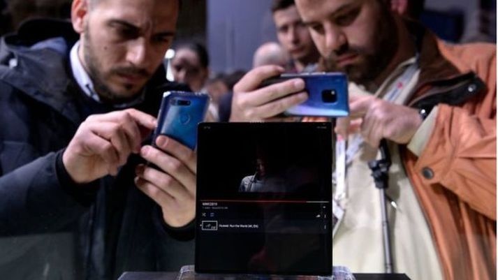 Viðstaddir fengu að skoða nýja Mate X símann frá Huawei. Samsung hefur hins vegar ekki enn leyft slíka grandskoðun.