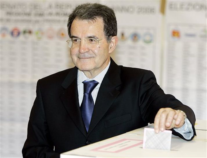 Romano Prodi, leiðtogi Ólífubandalagsins, greiðir atkvæði á kjörstað í Bologna í morgun.