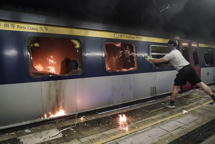 Mótmælendur kveiktu elda í Hong Kong í gær.