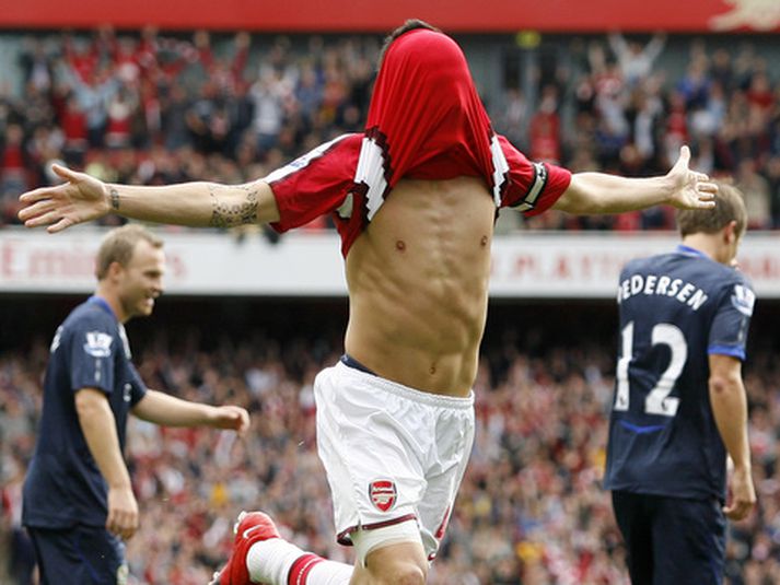 Cesc Fabregas fagnar marki sínu í leiknum í dag.