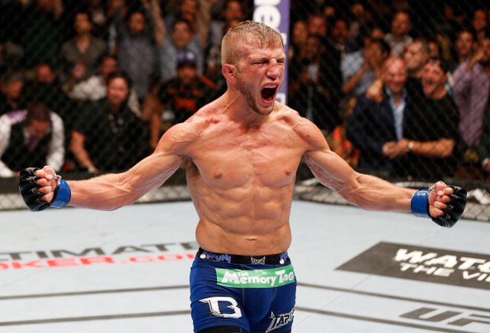 Dillashaw fagnar sigrinum á Barao í fyrra.