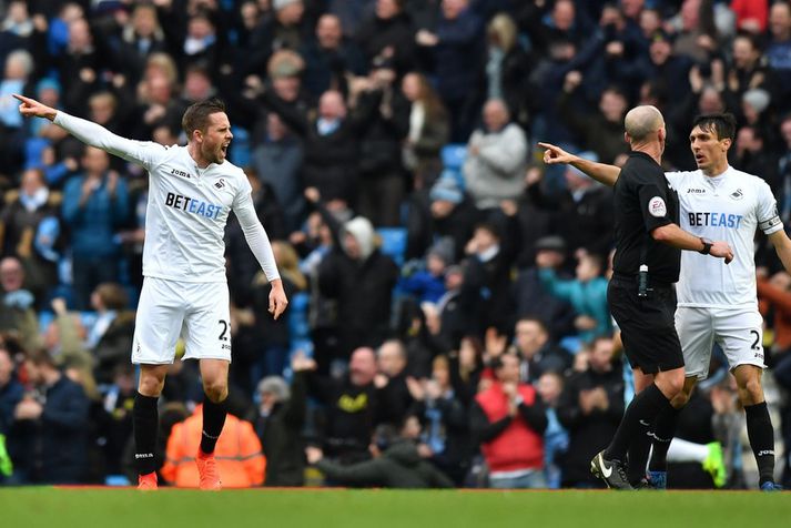 Gylfi Þór Sigurðsson sést hér óánægður með ákvörðun Mike Dean í leik Swansea um síðustu helgi.