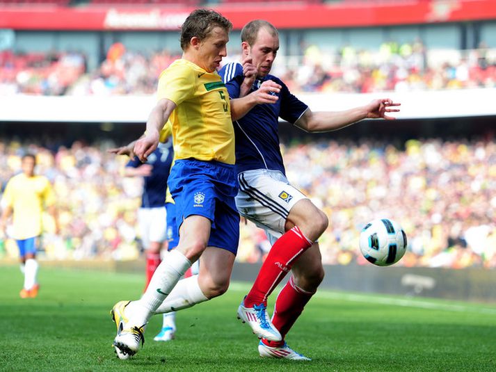 Lucas Leiva í leik með Brasilíu á móti Skotlandi.