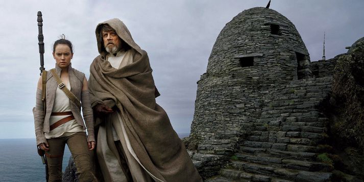 Rey reynir að draga Luke Skywalker, lúinn og uppgefinn, aftur í stjörnustríðin en útlitið er ekki gott þar sem sá sem var nýja vonin fyrir 40 árum er nú útbrunninn.