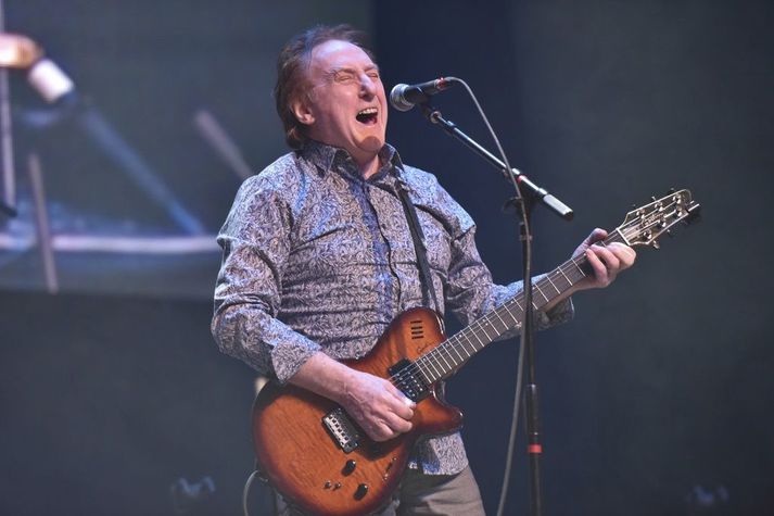 Denny Laine á tónleikum í Illinois árið 2019. 