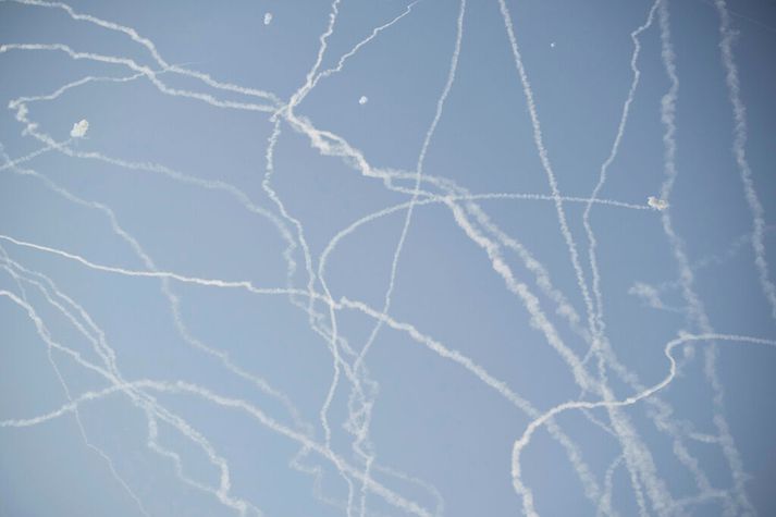 Loftvarnakerfi Ísraela voru á fullu í morgun við að skjóta niður íranskar eldflaugar.