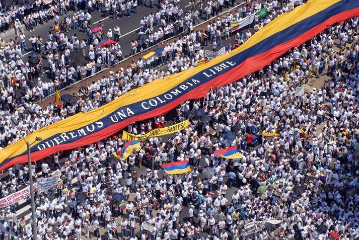 Kólombíumenn mótmæltu FARC á dögunum.