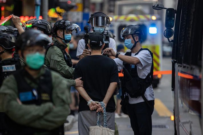 Lögreglan hefur handtekið hátt í hundrað mótmælendur sem hafa mótmælt frestun þingkosninga í Hong Kong. Kosningarnar áttu að fara fram í dag en þeim hefur verið frestað um ár, sem gengur þvert á stjórnarskrá sjálfstjórnarhéraðsins.