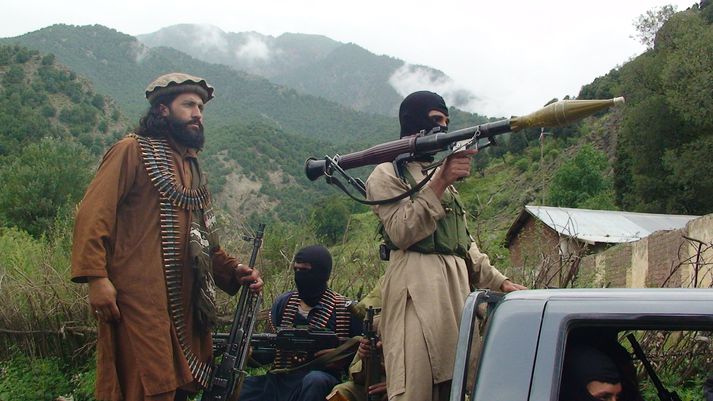 Talibanar en talið er að þeir hafi gert sjálfsvígsárás á bandaríska herstöð nú í morgun.
