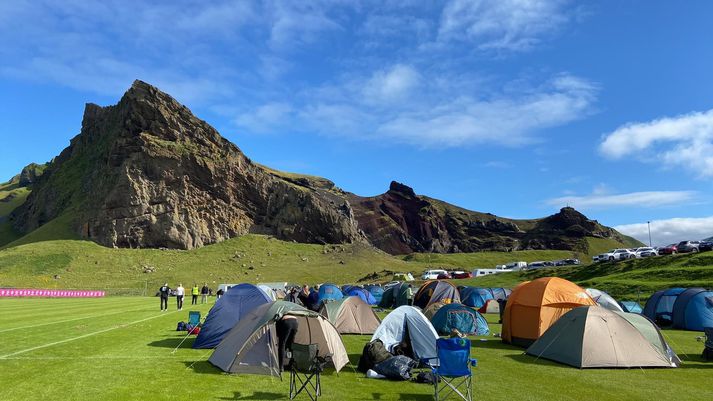 Vestmannaeyjar skarta sínu fegursta í blíðviðrinu sem leikur þar við heimamenn og gesti.