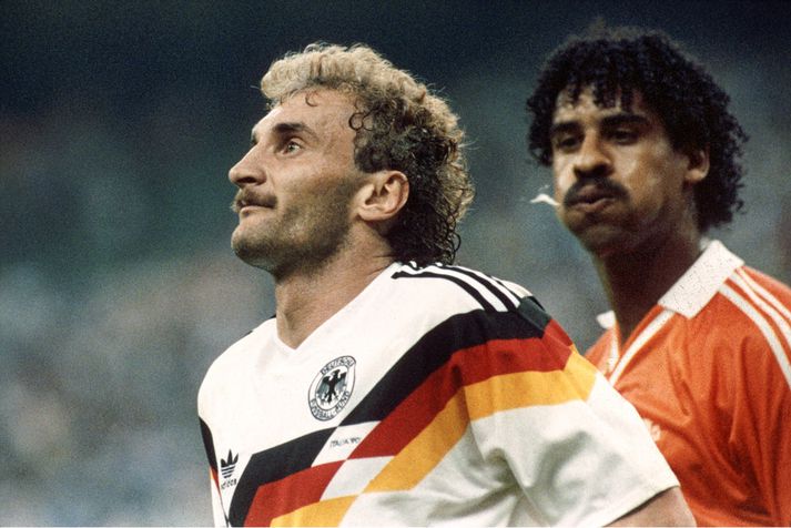 Smekklegur. Hér má sjá seinni slummuna hjá Rijkaard.