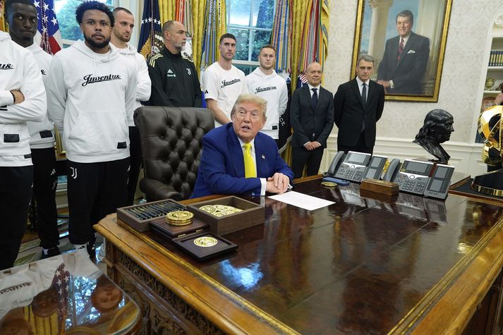 Donald Trump, forseti Bandaríkjanna, og nokkrir leikmenn Juventus í Hvíta húsinu í kvöld.