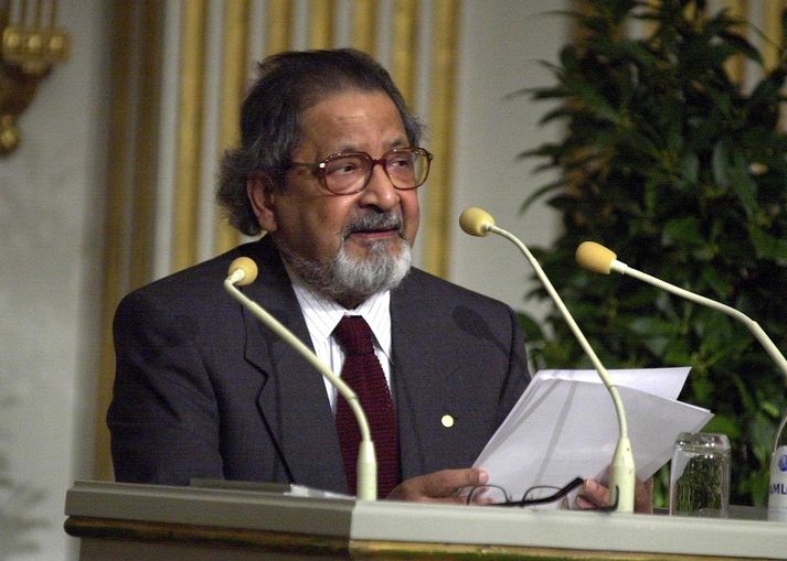 Naipaul þegar hann hlaut Nóbelsverðlaunin árið 2001.