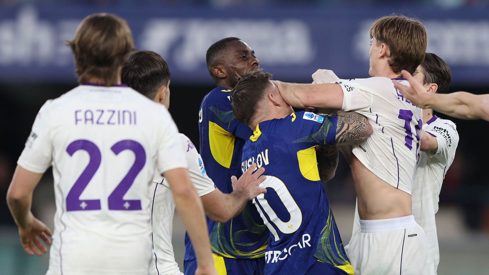 Rifnar treyjur og rauð spjöld: Albert og Suslov sáu rautt eftir að upp úr sauð