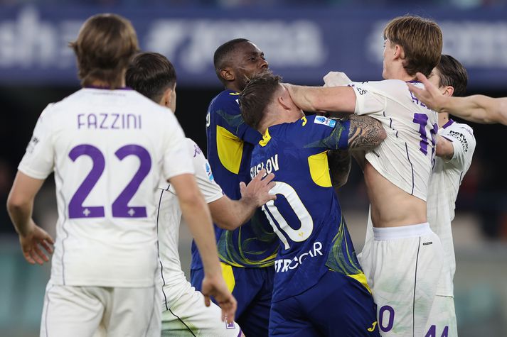 Leikmenn voru fljótir á vettvang til að slíta menn í sundur.