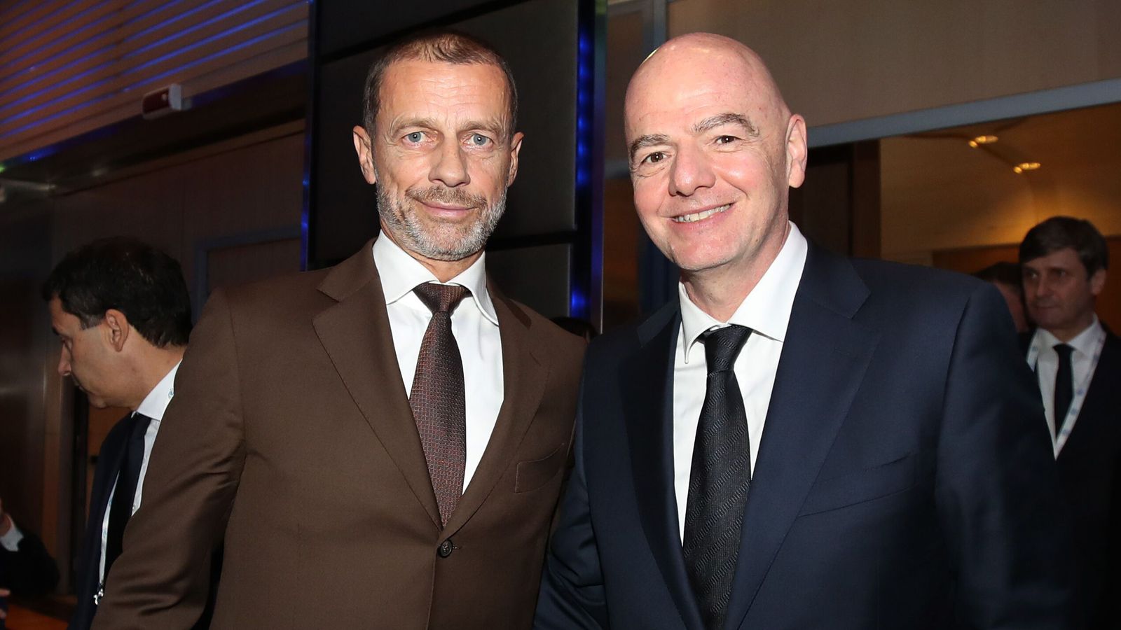 UEFA og fleiri sam­bönd sögð farin að ræða mótahald án FIFA