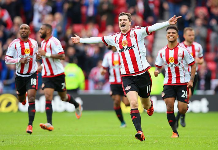Adam Johnson fangar marki sínu.