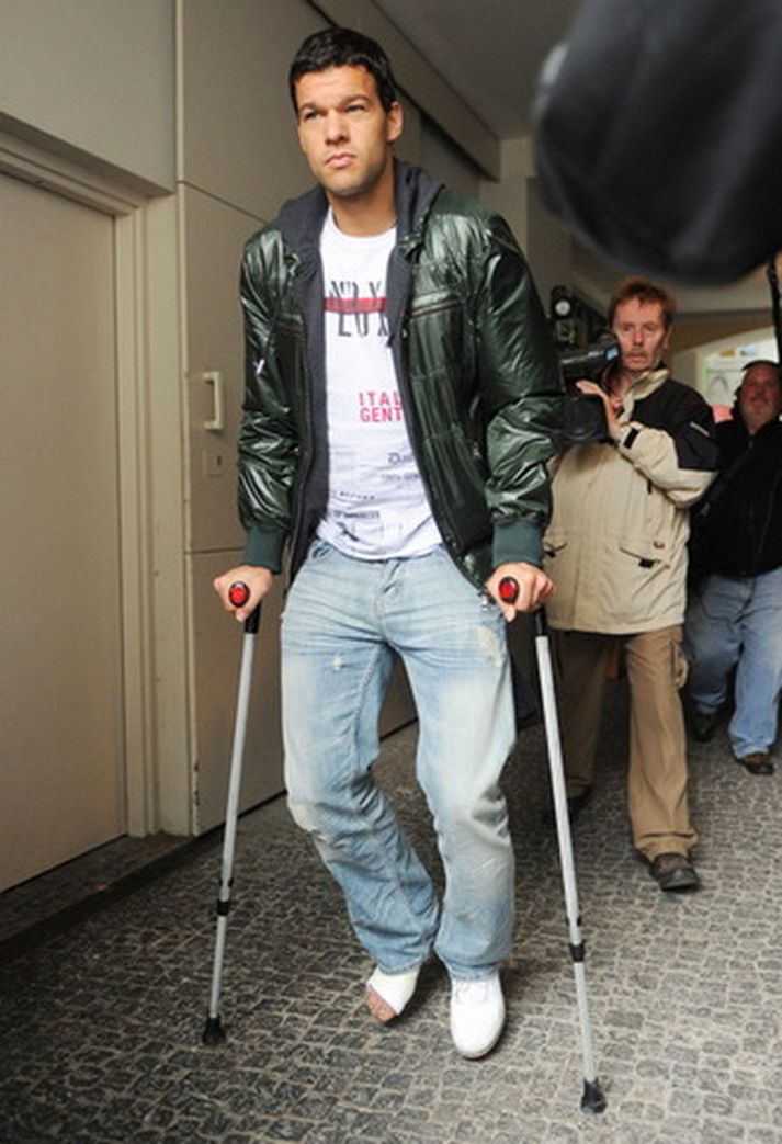 Michael Ballack á hækjunum í dag.