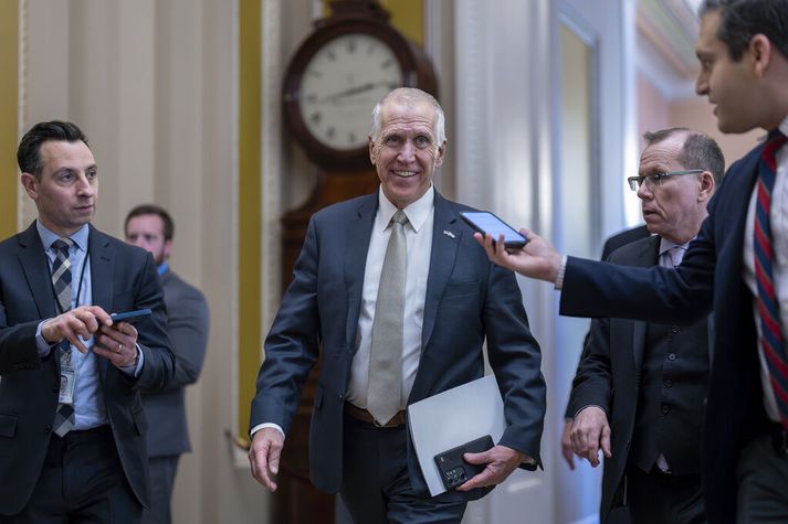 Thom Tillis, öldungadeildarþingmaður repúblikana frá Norður-Karólínu, brosir til fréttamanna í þinghúsinu. Hann greiddi atkvæði gegn frumvarpi flokks síns á laugardag og fékk fyrir vikið að kenna á forsetanum á samfélagsmiðlum. Hann tilkynnti í kjölfarið að hann ætlaði ekki að bjóða sig fram aftur.