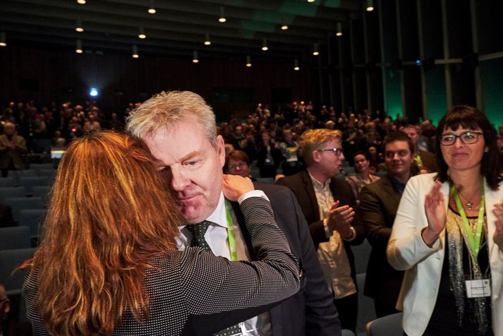 Sigurður Ingi faðmar hér eiginkonu sína Ingibjörgu Elsu Ingjaldsdóttur þegar ljóst var að hann hefði unnið formannsslaginn.