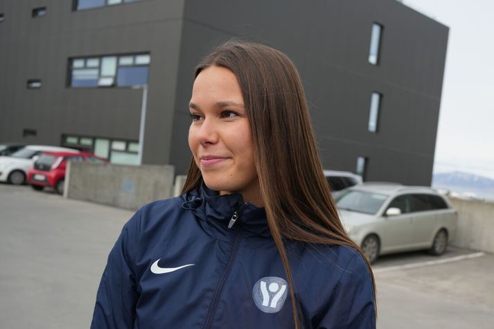 Júlía Kristín Jóhannesdóttir hefur þríbætt Íslandsmetið í greininni og fékk óvænt boð á HM sem hún stökk á þrátt fyrir önnur plön um helgina.