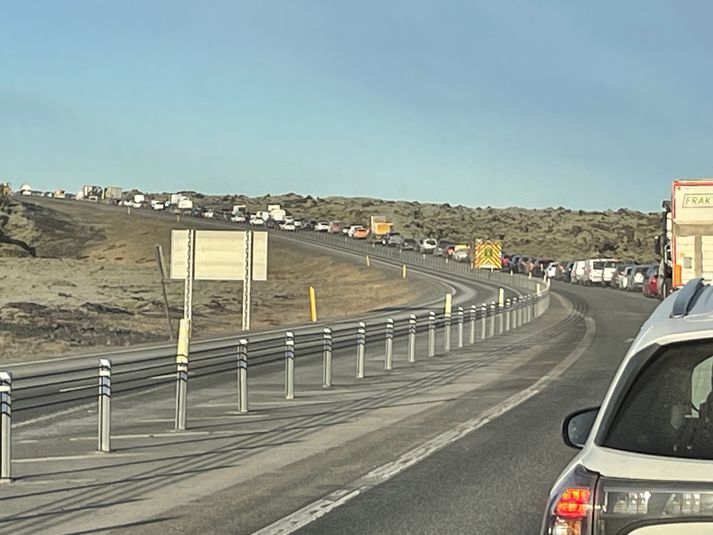 Löng bílaröð er vegna lokunarinnar.