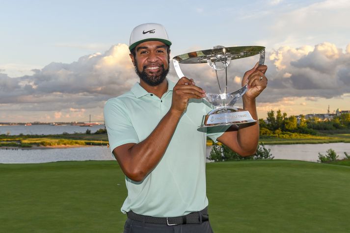 Tony Finau með sigurverðlaunin.