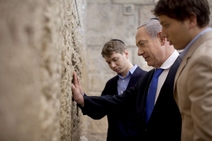 Avner og Yair Netanyahu sjást hér með föður sínum Benjamin í Jerúsalem árið 2013. Bræðranna er vel gætt.