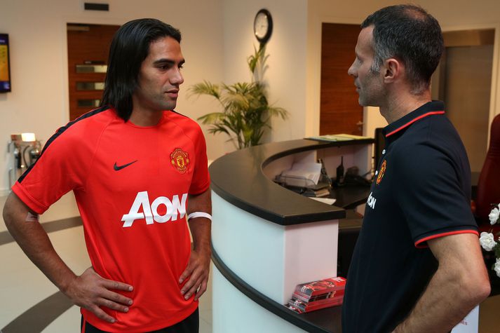 Radamel Falcao ræðir við Ryan Giggs, aðstoðar knattspyrnustjóra Manchester United.