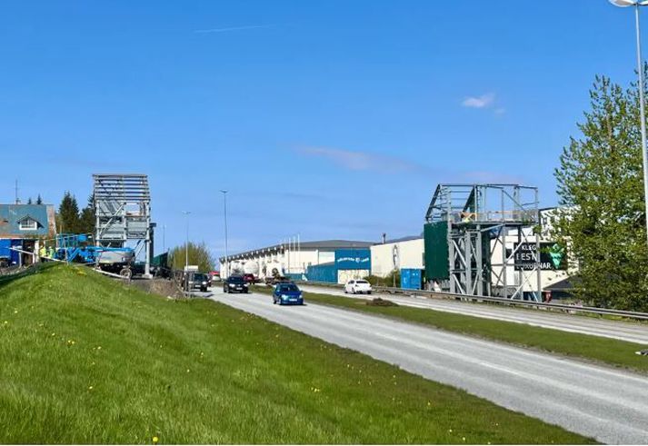 Þegar brúin verður komin á sinn stað heldur vinna við stigahúsin áfram.