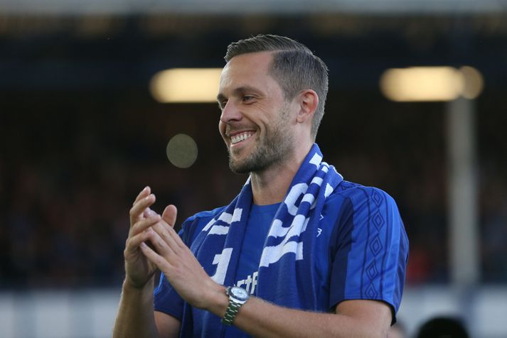 Gylfi Þór brosir til stuðningsmanna Everton.