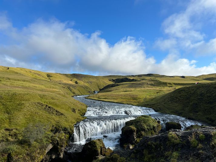 Fjöldi fossa er á Fimmvörðuhálsi framan af göngunni þegar haldið er norður frá Skógafossi.