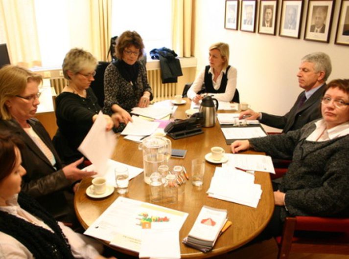 Starfshópur um aukinn hlut kvenna í sveitarstjórnum kom saman í dag. Frá vinstri: Bergljót Þrastardóttir, Þórunn Matthíasdóttir, Guðrún Ágúst Guðmundsdóttir, Stefanía Traustadóttir, Sigrún Jónsdóttir, Halldór V. Kristjánsson og Herdís Þórðardóttir. Á myndina vantar Unni Brá Konráðsdóttur og Inga Val Jóhannsson. Myndin er tekin af vef samgönguráðuneytisins.