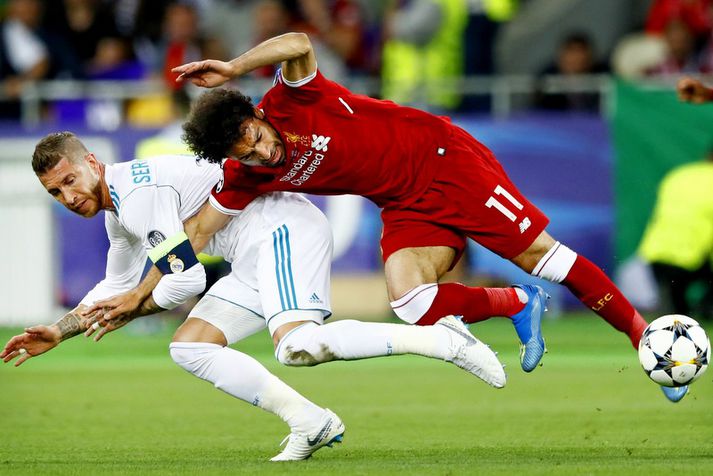 Sergio Ramos togar niður Mohamed Salah í úrslitaleiknum síðasta vor.