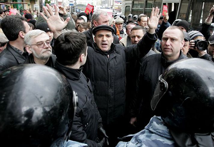 Kasparov er meðlimur í samtökunum „Hitt Rússland“, regnhlífarsamtökum þeirra sem eru á móti rússneska forsetanum Vladimír Pútín.