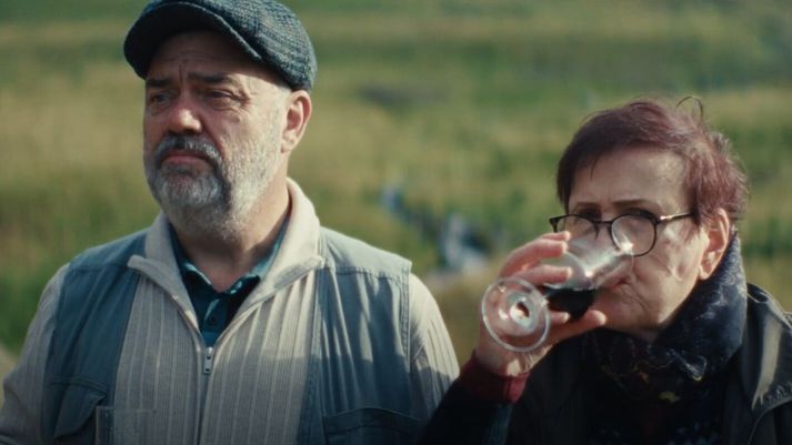 Örn Árnason og Margrét Ákadóttir leika hjónin Björn og Áslaugu sem fá óvæntan vágest uppi í bústað sinn á Hornströndum.