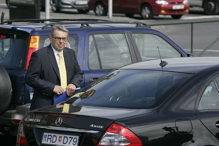 Bifreið Björns Bjarnasonar var grýtt í hádeginu.