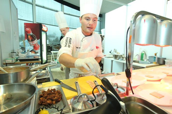 Gústav Axel Gunnlaugsson, Matreiðslumaður ársins 2010.   Á bakvið Gústav glittir í Ara Þór Gunnarsson, aðstoðarmann hans.