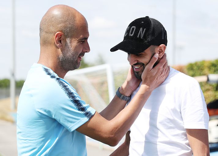 Pep Guardiola tekur Mahrez opnum örmum