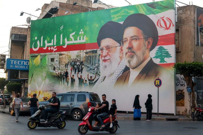 Skilti í Beirút í Líbanon með mynd af Ali Khamenei heitnum (t.v.) og syni hans Mojtaba Khamenei, nýjum æðstaklerki Írans. Bandaríkjamenn og Ísraelar felldu Ali Khamenei í árásum sínum á Íran í vetur.