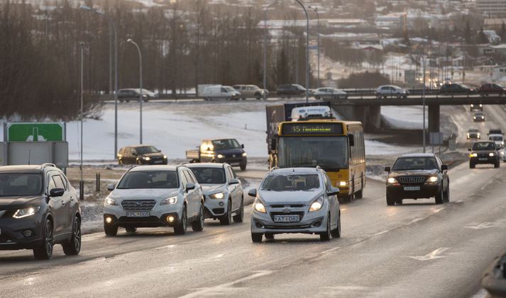 Fjölförnustu leiðirnar,  allar stofnbrautir og tengigötur, sem og helstu göngu- og hjólastígar eru hreinsaðar fyrst.