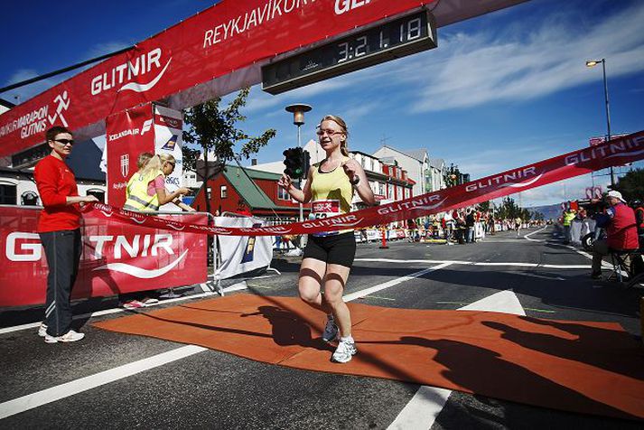 Sarah Knudson frá Kanada fagnar hér sigri í maraþoni kvenna. 
