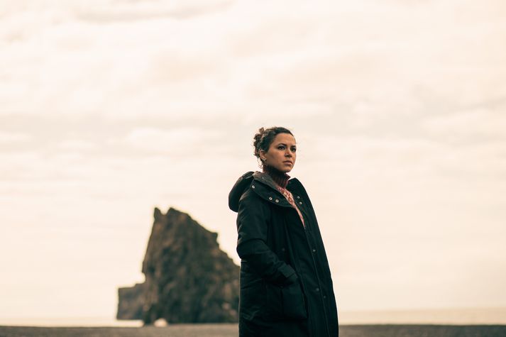 Aldís Amah Hamilton leikur Anítu í Svörtu söndum ásamt því að vera einn þriggja handritshöfunda glæpaseríunnar. Mynd/Juliette Rowland.